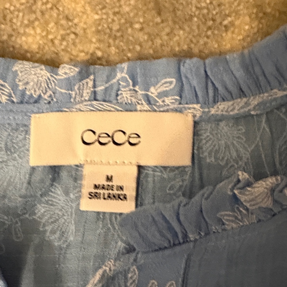 NWT Cece Floating Florals Top. Medium - Picture 3 of 6